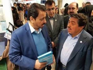  بازدید رییس دانشگاه و هیئت همراه از غرفه مرکز تحقیقات اخلاق و حقوق پزشکی