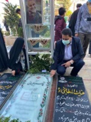 ادای احترام دکتر عباسی و هیات همراه بر مرقد مطهر سردار دلها در کرمان